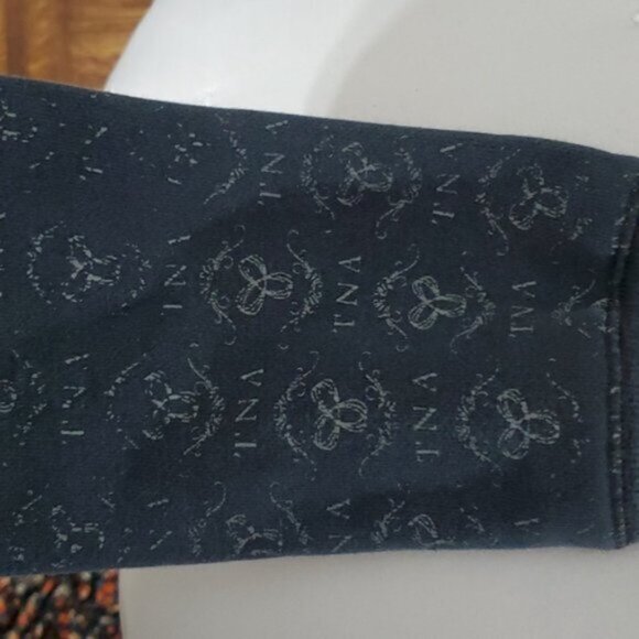 ARITZIA TNA- Vintage Logo Zip up Hoodie in black/grey - Picture 9 of 14